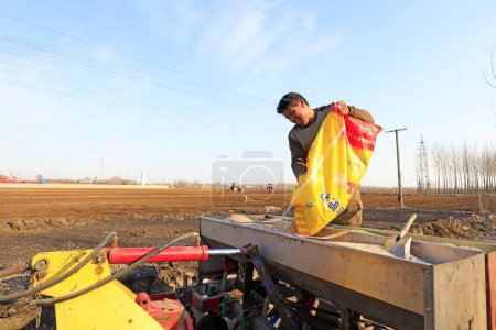 Téléchargez les photos : Comté de Luannan - 16 mars 2018 : le planteur a ajouté de l'engrais chimique dans une ferme, Luannan, Hebei, Chin - en image libre de droit