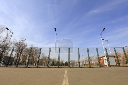 Téléchargez les photos : Court de tennis dans un par - en image libre de droit