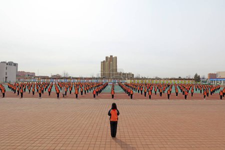 Téléchargez les photos : Comté de Luannan - 20 mars 2018 : Protection de l'environnement et de l'environnement Passage du Festival de Qingming, Des milliers de personnes signent la scène, comté de Luannan, province du Hebei, Chin - en image libre de droit