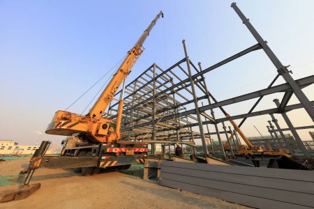 Foto de Estructura de acero construida sobre un asiento de construcción - Imagen libre de derechos