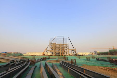 Téléchargez les photos : Structure en acier construite sur un siège de construction - en image libre de droit