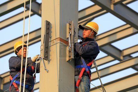 Foto de Condado de Luannan - 22 de marzo de 2018: los trabajadores trabajan en vigas de acero en un sitio de construcción, condado de Luannan, provincia de hebei, China - Imagen libre de derechos