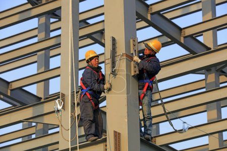 Téléchargez les photos : Comté de Luannan - 22 mars 2018 : Des travailleurs travaillent sur des poutres en acier dans un chantier de construction, comté de Luannan, province du hebei, Chine - en image libre de droit