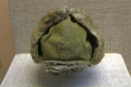 Foto de Sombrero militar de algodón en una exposición hal - Imagen libre de derechos