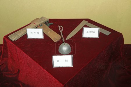 Téléchargez les photos : Instruments de percussion dans une salle d'exposition, Chine - en image libre de droit