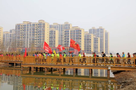 Téléchargez les photos : Comté de Luannan - 31 mars 2018 : personnes marchant à l'extérieur dans le parc, Luannan, Hebei, Chine - en image libre de droit