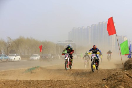 Téléchargez les photos : Comté de Luannan - 31 mars 2018 : Course d'endurance sur piste de moto de fond, comté de Luannan, province du Hebei, Chin - en image libre de droit