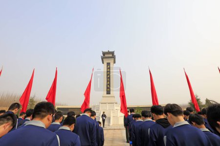 Téléchargez les photos : Comté de Luannan - 2 avril 2018 : scène de la commémoration du cimetière des martyrs, comté de Luannan, province du Hebei, Chine - en image libre de droit