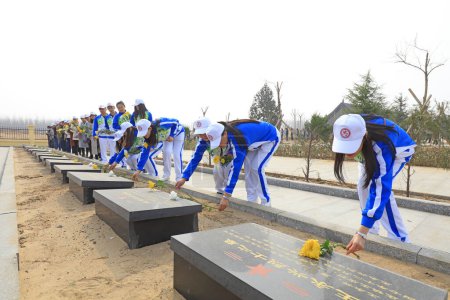 Téléchargez les photos : Comté de Luannan - 2 avril 2018 : scène de la commémoration du cimetière des martyrs, comté de Luannan, province du Hebei, Chine - en image libre de droit