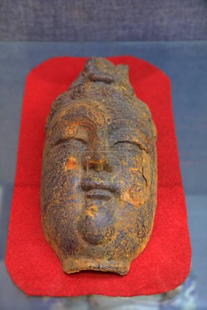 Foto de La cabeza del Buda aparece en una sala de exposiciones, Tangshan, China - Imagen libre de derechos
