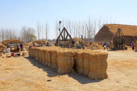 Téléchargez les photos : Comté de Luannan - 8 avril 2018 : les travailleurs transforment le rideau de paille, comté de Luannan, province du Hebei, Chine - en image libre de droit