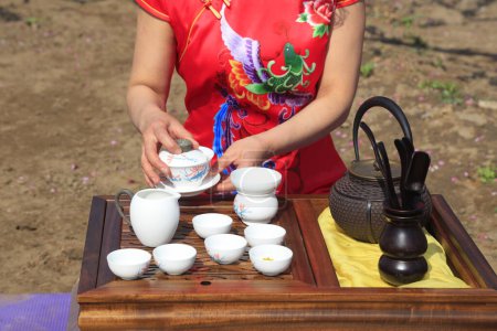 Téléchargez les photos : Goût de dame thé dans un jardin de pêche, COMTÉ DE LUANNAN, province du Hebei, Chine - en image libre de droit