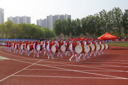 Foto de Tangshan City - 26 de abril de 2018: ceremonia de apertura de los juegos deportivos de la escuela intermedia, Tangshan City, Hebei, China - Imagen libre de derechos