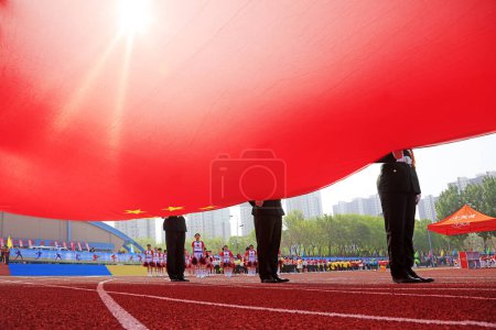 Téléchargez les photos : Tangshan City - 26 avril 2018 : garde du drapeau à la réunion sportive du collège, Tangshan City, Hebei, Chine - en image libre de droit