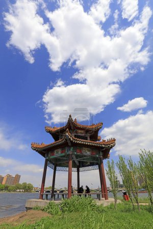 Téléchargez les photos : Comté de Luannan - 3 mai 2018 : Pavillon traditionnel chinois dans les parcs, Luannan, Hebei, Chin - en image libre de droit