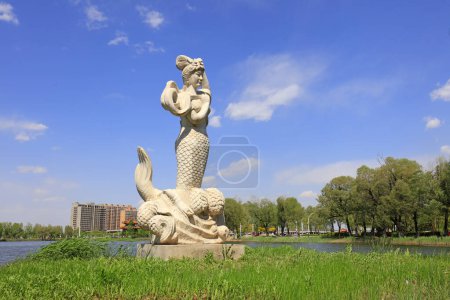 Téléchargez les photos : Comté de Luannan - 3 mai 2018 : Sculpture de sirène dans le parc, comté de Luannan, province du Hebei, Chin - en image libre de droit