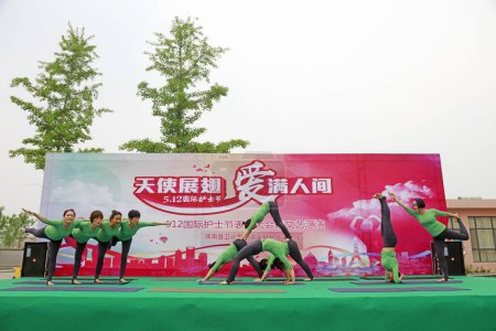 Téléchargez les photos : Comté de Luannan - 11 mai 2018 : Performance de yoga sur scène, comté de Luannan, Hebei, Chin - en image libre de droit