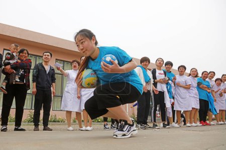 Téléchargez les photos : Comté de Luannan - 11 mai 2018 : Compétition sportive intéressante en plein air, comté de Luannan, Hebei, Chine - en image libre de droit