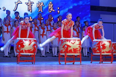 Foto de Condado de Luannan - 18 de mayo de 2018: Tambor en el escenario, Condado de Luannan, provincia de Hebei, Chin - Imagen libre de derechos