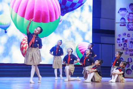 Téléchargez les photos : Comté de Luannan - 18 mai 2018 : Spectacle de danse pour enfants sur scène, comté de Luannan, province du Hebei, Chine - en image libre de droit