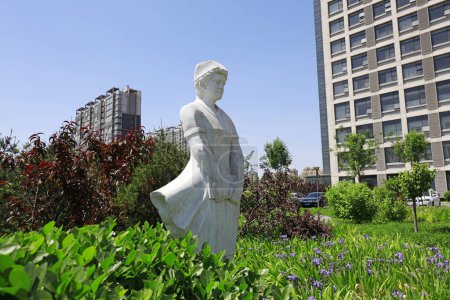 Foto de Condado de Luannan - 18 de mayo de 2018: Escultura enfermera en el parque, Condado de Luannan, provincia de Hebei, Chin - Imagen libre de derechos
