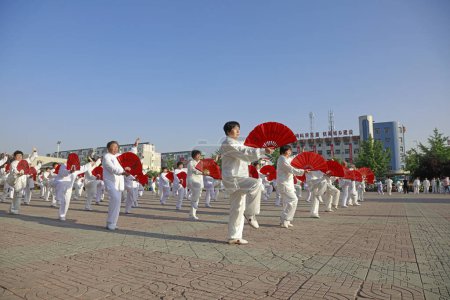 Foto de Condado de Luannan - 19 de mayo de 2018: El rendimiento de China Taijiquan está en la plaza, Condado de Luannan, provincia de Hebei, Chin - Imagen libre de derechos