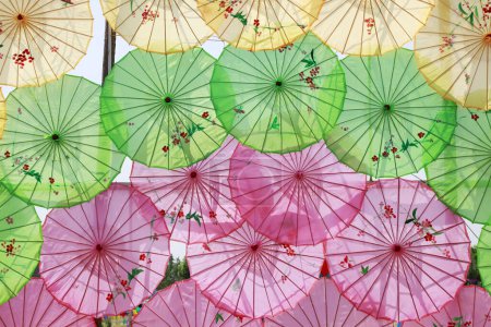 Téléchargez les photos : Parapluie de papier à huile paysage architectural dans le parc de la Chine - en image libre de droit
