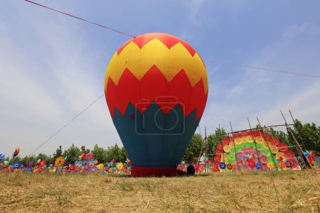 Téléchargez les photos : Modèle de ballon dans le parc - en image libre de droit