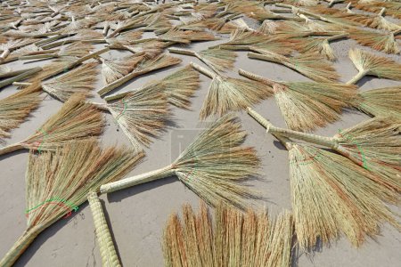 Foto de Escoba grande en el aire en el suelo, norte de China - Imagen libre de derechos