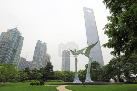 Téléchargez les photos : Shanghai, Chine - 30 mai 2018 : paysage sculptural du parc du Groenland de Lujiazui, Shanghai, Chine - en image libre de droit