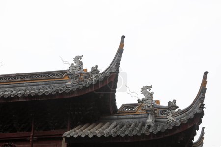 Téléchargez les photos : Sculptures exquises sur les avant-toits, Pavillon Chenxiang, Shanghai, Chine - en image libre de droit