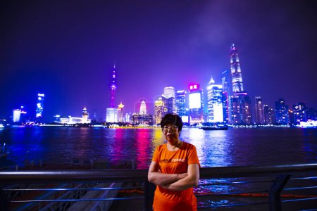 Téléchargez les photos : Shanghai, Chine - 31 mai 2018 : Les touristes prennent un souvenir au bord de la rivière Huangpu, Shanghai, Chine - en image libre de droit