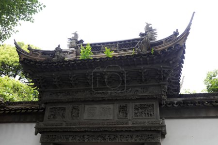 Foto de Shanghai, China - 31 de mayo de 2018: Paisaje arquitectónico del edificio de la puerta de ladrillo en Yu Garden, Shanghai, China - Imagen libre de derechos