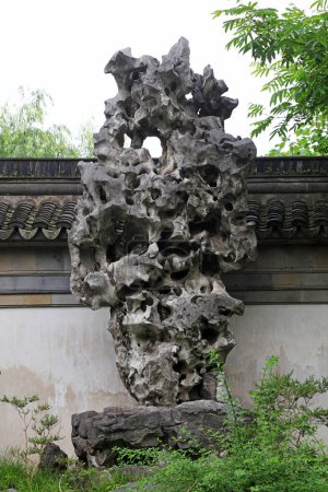 Téléchargez les photos : Shanghai, Chine - 31 mai 2018 : Paysage rocheux dans le jardin Yu, Shanghai, Chine - en image libre de droit