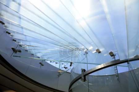 Téléchargez les photos : Escalier en colimaçon en verre dans un magasin, Shanghai, Chine - en image libre de droit