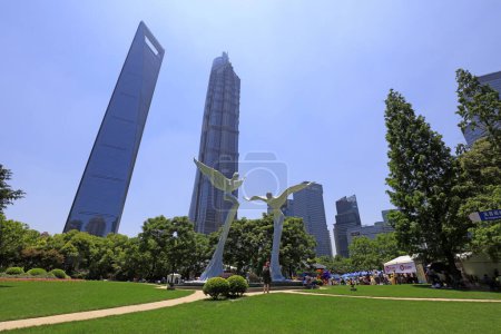 Téléchargez les photos : Shanghai, Chine - 1er juin 2018 : Sculpture d'espaces verts Huixiang dans le parc d'espaces verts Lujiazui, Shanghai, Chine - en image libre de droit