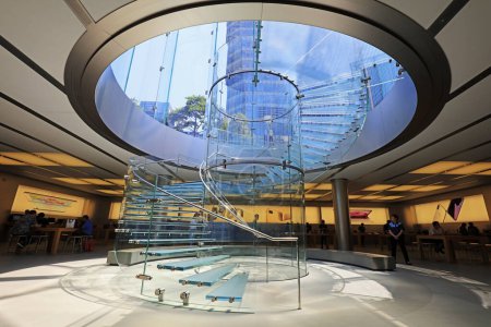 Foto de Shanghai, China - 1 de junio de 2018: Escalera de caracol de cristal de Shanghai Lujiazui Apple Store, Shanghai, China - Imagen libre de derechos