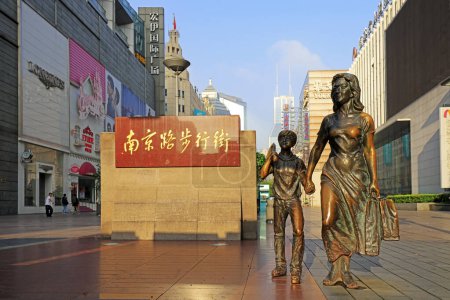 Foto de Shanghai, China - 1 de junio de 2018: Escultura del comprador en la calle peatonal en Nanjing Road, Shanghai, China - Imagen libre de derechos