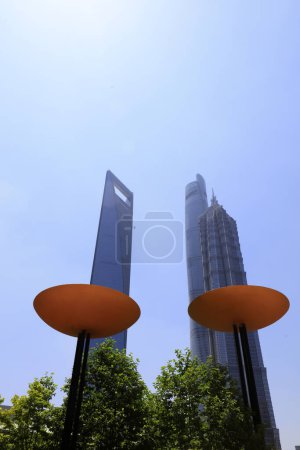 Foto de Shanghai, China - 1 de junio de 2018: Paisaje arquitectónico de Lujiazui en Pudong, Shanghai, Chin - Imagen libre de derechos