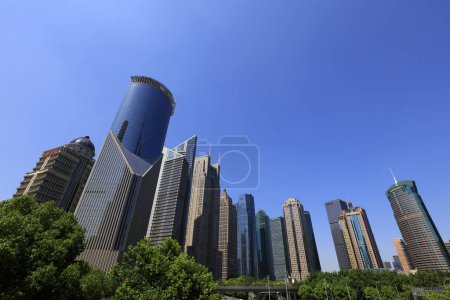 Foto de Shanghai, China - 1 de junio de 2018: Paisaje arquitectónico de Lujiazui en Pudong, Shanghai, Chin - Imagen libre de derechos