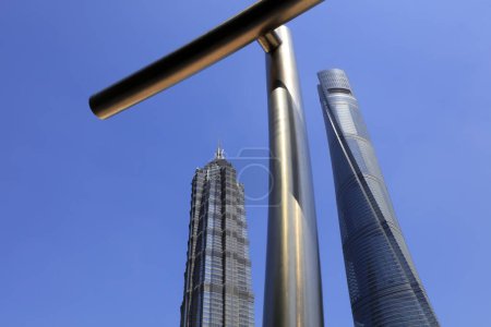Téléchargez les photos : Shanghai, Chine - Le 1er juin 2018 : Tuyaux en acier inoxydable et immeubles de grande hauteur à Lujiazui, Shanghai, Chin - en image libre de droit