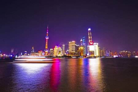 Téléchargez les photos : Shanghai, Chine - 1er juin 2018 : Vue de nuit de Shanghai Bund, Chine - en image libre de droit