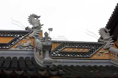 Téléchargez les photos : Shanghai, Chine - 2 juin 2018 : La sculpture sur la crête du toit se trouve dans le pavillon Chenxiang, Shanghai, Chine - en image libre de droit