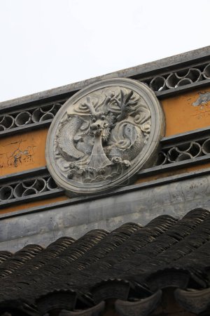 Foto de Shanghái, China - 2 de junio de 2018: Símbolos religiosos tallados en la cresta del pabellón Chenxiang, Shanghái, Chin - Imagen libre de derechos