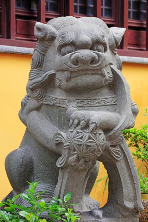 Téléchargez les photos : Shanghai, Chine - 2 juin 2018 : Sculpture du lion dans le temple chenxiangge, Shanghai, Chine - en image libre de droit