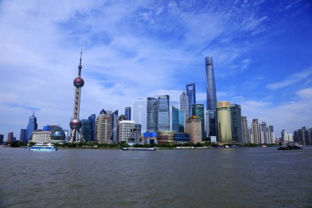 Téléchargez les photos : Shanghai, Chine - 2 juin 2018 : Paysages architecturaux de Shanghai Bund, Shanghai, Chine - en image libre de droit