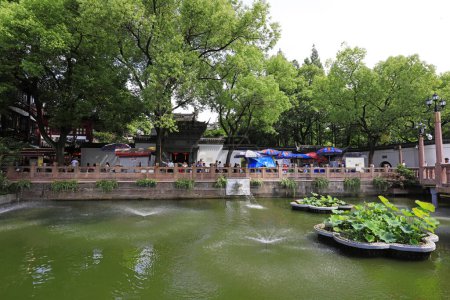 Téléchargez les photos : Shanghai, Chine - 2 juin 2018 : Architecture ancienne dans le jardin Yu, Shanghai, Chine - en image libre de droit