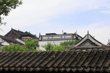 Téléchargez les photos : Sculpture architecturale ancienne sur le toit dans le jardin de Yu, Shanghai, Chine - en image libre de droit