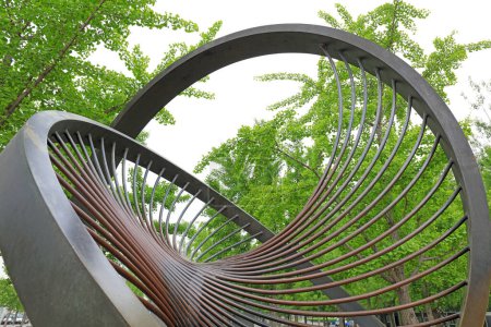 Foto de Escultura en espiral en árboles verdes, Parque Olímpico de Beijing - Imagen libre de derechos