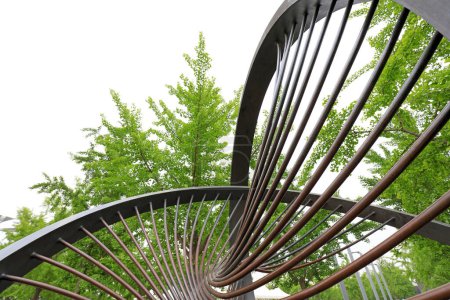 Téléchargez les photos : Sculpture en spirale dans les arbres verts, Parc olympique de Pékin - en image libre de droit